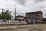 Bahngebäude und Lagerhallen