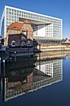 Ericus-Contor mit Brückenhaus der Ericusbrücke (Spiegelung im Ericuskanal)