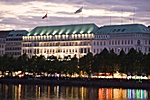 Binnenalster mit dem Hotel Vier Jahreszeiten