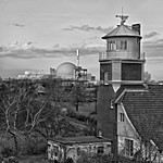 Der alte Leuchtturm von Hollerwettern und das KKW Brokdorf