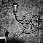 Lampe an der Arsenal-Mauer